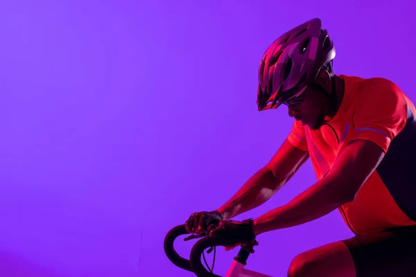 Αφροαμερικάνος Ποδηλάτης Ποδήλατο Πάνω Από Νέον Ροζ Φωτισμό Αθλητισμός Κίνηση — Φωτογραφία Αρχείου