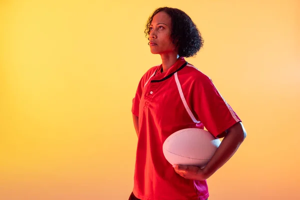Afroamerikanische Rugbyspielerin Mit Rugbyball Über Neongelbem Licht Sport Bewegung Training — Stockfoto