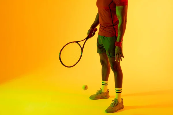 Imagem Seção Baixa Jogador Tênis Masculino Afro Americano Iluminação Amarela — Fotografia de Stock