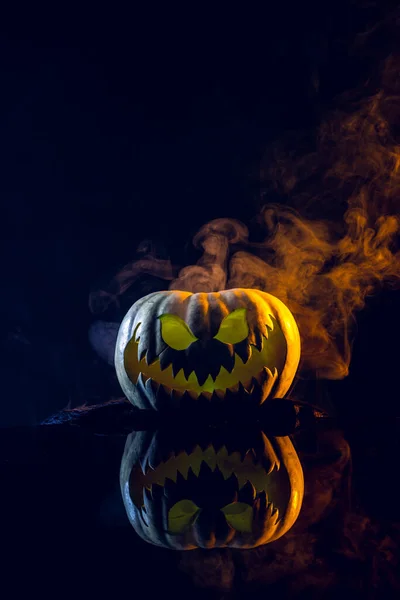 Composição Abóbora Esculpida Halloween Com Fumaça Luz Laranja Sobre Fundo — Fotografia de Stock