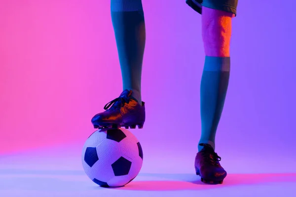 Kafkasyalı Erkek Futbolcu Neon Pembe Işıkta Futbol Oynuyor Spor Hareket — Stok fotoğraf