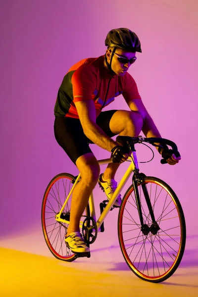 Καυκάσιος Ποδηλάτης Ποδήλατο Πάνω Από Ροζ Φωτισμό Αθλητισμός Κίνηση Εκπαίδευση — Φωτογραφία Αρχείου