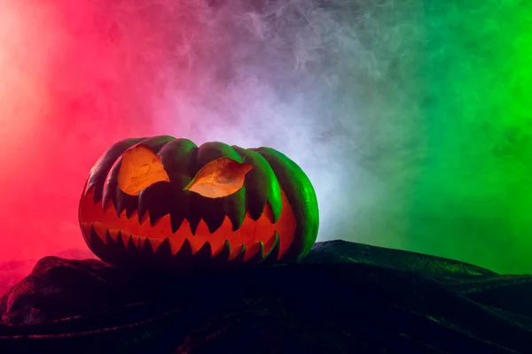 Composição Abóbora Halloween Esculpida Com Fumaça Luz Verde Vermelha Sobre — Fotografia de Stock