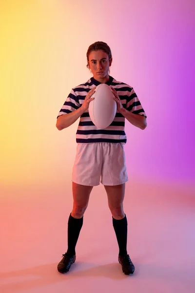 Porträt Einer Kaukasischen Rugbyspielerin Mit Rugbyball Über Neonrosa Beleuchtung Sport — Stockfoto