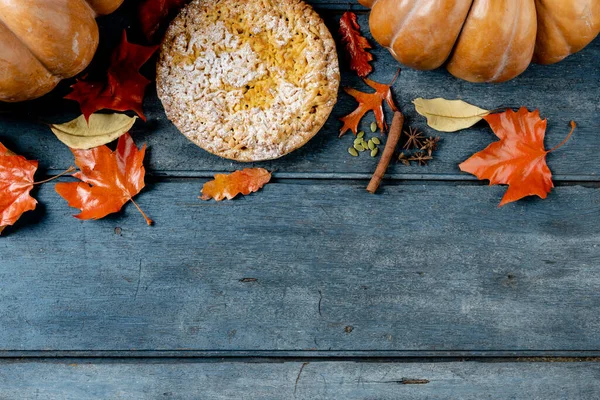 Zusammensetzung Von Herbstblättern Kürbissen Gewürzen Und Kuchen Auf Holzgrund Halloween — Stockfoto