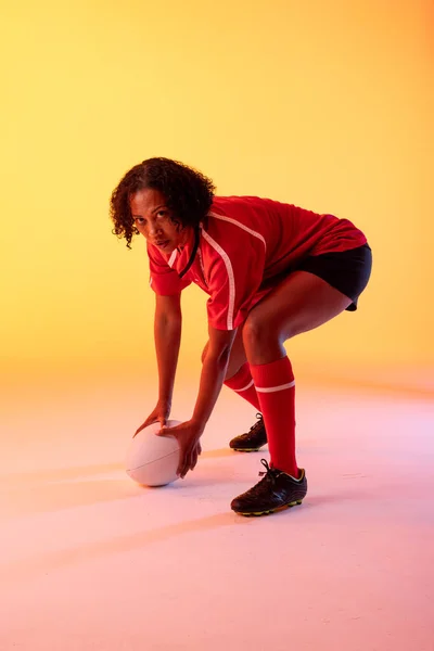 Porträt Einer Afrikanisch Amerikanischen Rugbyspielerin Mit Rugbyball Über Neongelbem Licht — Stockfoto
