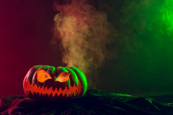 Composizione Zucca Intagliata Halloween Con Fumo Luce Verde Rossa Fondo — Foto Stock