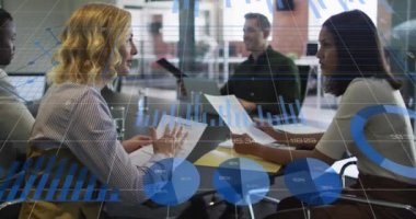 Çeşitli insan grupları üzerinde veri işleme animasyonu. Küresel iş, finans, veri işleme ve dijital arayüz kavramı dijital olarak oluşturulmuş video.