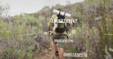 Dağlardaki beyaz erkek yürüyüşçülerin veri işleme animasyonları. Uluslararası dağ günü ve dijital olarak üretilen video konsepti.