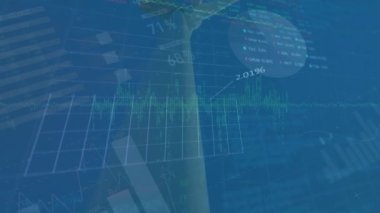 Rüzgar türbini üzerinde finansal verilerin ve grafiklerin animasyonu. Finans, ekonomi, yeşil enerji ve dijital olarak üretilen ekolojik farkındalık kavramı.