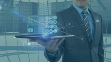 Kafkas işadamının tabletle veri işleme animasyonu. Küresel iş ve dijital arayüz kavramı dijital olarak oluşturulmuş video.