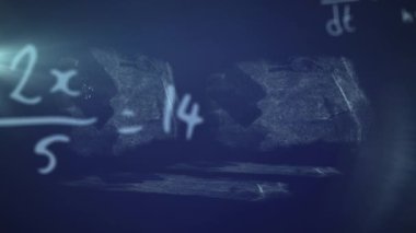 Donanma arkaplanındaki matematik formüllerinin ve grafiklerinin animasyonu. Küresel matematik, bilim ve eğitim kavramı dijital olarak oluşturulmuş video.