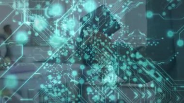 Sınıftaki çeşitli öğrenciler ve öğretmenler üzerinde bilgisayar devre kartı animasyonu. Küresel eğitim, bağlantılar ve dijital arayüz kavramı dijital olarak oluşturulmuş video.