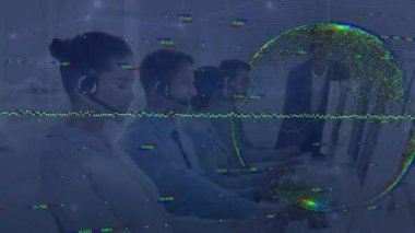 Ofisteki çeşitli iş adamlarının veri işleme ve küresinin animasyonu. Küresel iş ve dijital arayüz kavramı dijital olarak oluşturulmuş video.