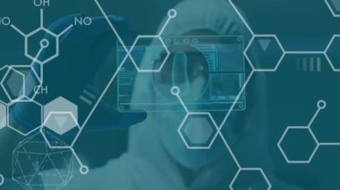 Güvenlik kıyafetli beyaz bir doktor üzerinde moleküllerin canlandırılması. Küresel tıp ve dijital arayüz kavramı dijital olarak oluşturulmuş video.