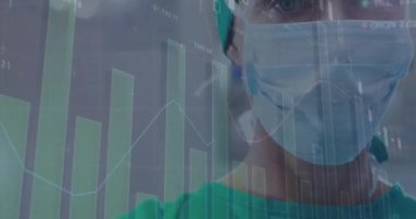Yüz maskesi takan beyaz bir doktorun veri işleme animasyonu. Küresel tıp, teknoloji, veri işleme ve dijital arayüz kavramı dijital olarak oluşturulmuş video.