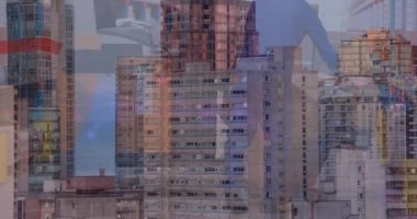 Depodaki beyaz erkek işçinin şehir manzarası animasyonu. Küresel iş ve dijital arayüz kavramı dijital olarak oluşturulmuş video.