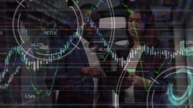 İşlem çemberinin animasyonu ve çeşitli kadın ve erkek iş arkadaşlarının grafikleri. İş, finans ve ekonomi kavramı dijital olarak oluşturulmuş video.