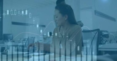 Ofisteki çeşitli iş adamları üzerinde finansal veri işleme animasyonu. Küresel iş ve dijital arayüz kavramı dijital olarak oluşturulmuş video.