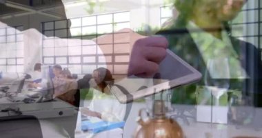 Kafkasyalı bir adamın beyaz bir kadın yerine tablet kullanmasının canlandırması. Küresel iş, finans, veri işleme ve dijital arayüz kavramı dijital olarak oluşturulmuş video.