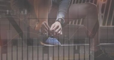 Akşam koşusu sırasında ayakkabı bağlayan beyaz bir adamın istatistiklerinin incelenmesi. Spor, aktif yaşam tarzı ve dijital olarak üretilen egzersiz konsepti.