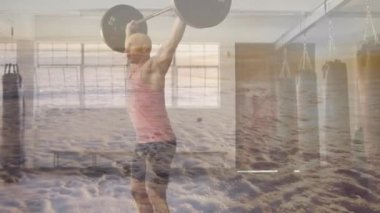 Spor salonunda beyaz adam eğitimine göre deniz manzarası animasyonu. Spor, spor ve hareket konsepti dijital olarak oluşturulmuş video.