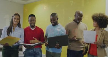 Ofisteki çeşitli kadın ve erkek iş arkadaşları üzerinden bağlantı ve numaraların animasyonu. İş, finans, ekonomi ve işbirliği konsepti dijital olarak oluşturulmuş video.