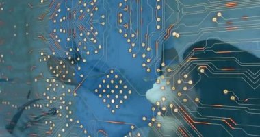 Çift ırklı kadın hastayı tedavi eden dişçi üzerinde veri işleme animasyonu. Küresel tıp ve dijital arayüz kavramı dijital olarak oluşturulmuş video.