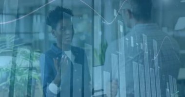 Ofisteki çeşitli iş adamları üzerinde finansal veri işleme animasyonu. Küresel iş ve dijital arayüz kavramı dijital olarak oluşturulmuş video.