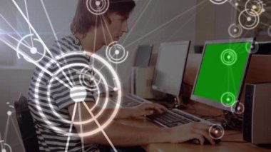 Bilgisayar kullanan beyaz adamlar üzerindeki bağlantı ağının animasyonu. Küresel iş, finans, veri işleme ve dijital arayüz kavramı dijital olarak oluşturulmuş video.