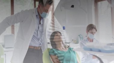 Yüz maskeli beyaz doktorlar ve kadın hasta üzerinde DNA animasyonu. Sağlık, tıp ve bilim konsepti dijital olarak üretilen video.
