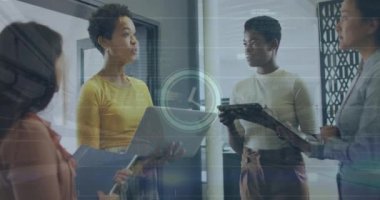 Ofisteki çeşitli iş adamları üzerinde veri işleme ve saat animasyonu. küresel iş ve dijital arayüz kavramı dijital olarak oluşturulmuş video.