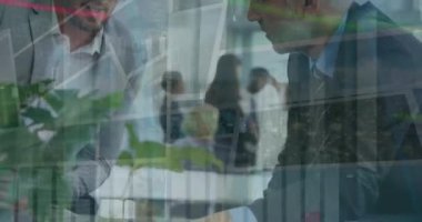 Kafkas iş adamlarının ofislerinde veri işleme animasyonu. Küresel iş ve dijital arayüz kavramı dijital olarak oluşturulmuş video.