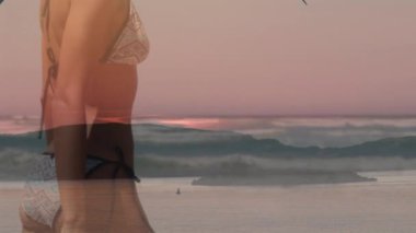 Sahildeki Afro-Amerikan kadınlarının haritası. Seyahat, tatiller, vatanseverlik ve dijital olarak üretilen kutlama konsepti.