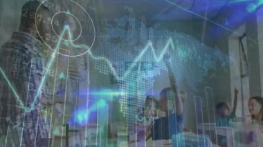 Öğretmenle birlikte çeşitli okul öğrencileri üzerinde veri işleme animasyonu. Küresel eğitim ve dijital arayüz kavramı dijital olarak oluşturulmuş video.