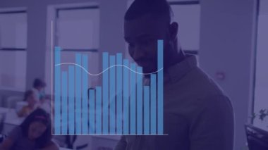 Sınıftaki çeşitli öğrenciler ve öğretmenler üzerinde grafik animasyonu. Küresel eğitim, öğrenme ve dijital arayüz kavramı dijital olarak oluşturulmuş video.