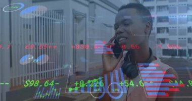 Akıllı telefon kullanan Afro-Amerikan kadının dijital veri işleme animasyonu. Dijital olarak oluşturulmuş küresel bağlantılar, veri işleme ve dijital arayüz kavramı.