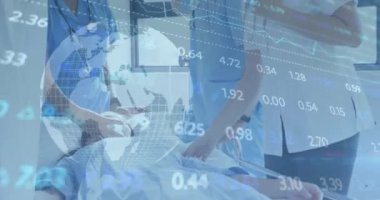 Kafkasyalı iki doktorun veri işleme animasyonu. Küresel tıp, teknoloji, veri işleme ve dijital arayüz kavramı dijital olarak oluşturulmuş video.