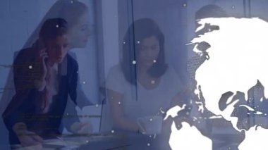 Ofisteki çeşitli iş adamlarının veri işleme ve küresinin animasyonu. Küresel iş ve dijital arayüz kavramı dijital olarak oluşturulmuş video.