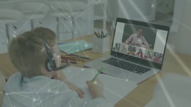 Online okul dersi için dizüstü bilgisayar kullanan beyaz bir çocuk üzerinden bağlantı ağının animasyonu. İletişim, teknoloji ve çevrimiçi eğitim konsepti dijital olarak oluşturuldu.