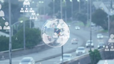 Şehir manzarası üzerindeki veri işleme ve küre animasyonu. küresel iş ve dijital arayüz kavramı dijital olarak oluşturulmuş video.