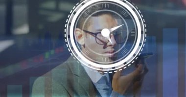 Beyaz iş adamının akıllı telefon kullanarak hareket eden saat ve veri işleme animasyonu. Küresel iş, bilgisayar ve dijital arayüz kavramı dijital olarak oluşturulmuş video.