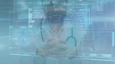 Kafkas erkek doktor üzerinde veri işleme animasyonu. Küresel iş ve dijital arayüz kavramı dijital olarak oluşturulmuş video.