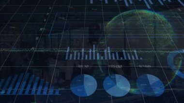 VR kulaklık kullanılarak, beyaz iş adamının üzerinde veri işleme yapılan dünya animasyonu. Küresel iş, bilgisayar ve dijital arayüz kavramı dijital olarak oluşturulmuş video.