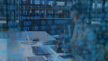 İkili kodların animasyonu ve iş yerinde dizüstü bilgisayar kullanan beyaz kadın üzerindeki bağlantılar. İş dünyası, bilgisayarlar, ağ ve teknoloji konsepti dijital olarak oluşturulmuş video.