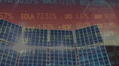 Güneş panelleri üzerinde dünya ve borsa animasyonları. Küresel iş, bilgisayar ve dijital arayüz kavramı dijital olarak oluşturulmuş video.
