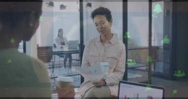 Ofisteki çeşitli iş adamları üzerindeki etkileşim ve bağlantı ağının animasyonu. Küresel iş ve dijital arayüz kavramı dijital olarak oluşturulmuş video.