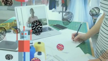 Dizüstü bilgisayar kullanan beyaz kadınların üzerine düşen ikonların animasyonu. Küresel iş, finans, veri işleme ve dijital arayüz kavramı dijital olarak oluşturulmuş video.