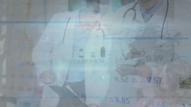 Kafkas erkek doktorların bağlantılarının ve finansal verilerinin animasyonu. Sağlık, tıp ve teknoloji konsepti dijital olarak üretilen video.