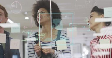 Ofisteki çeşitli iş adamları üzerinde insanların canlandırılması. Küresel iş ve dijital arayüz kavramı dijital olarak oluşturulmuş video.